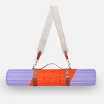 Set nomade Hercule Studio imprimé Axel rouge et violet avec tapis Archy graphique et sangle de transport pour tapis de sport, duo pratique et coloré pour pilates et fitness, fabrication française, packshot