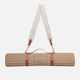 Set Nomade avec Tapis de sport Archy de la marque Hercule Studio couleur Dune et sangle de transport soca photo packshot fond blanc