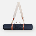 Bundle nomade Hercule Studio bleu marine navy avec tapis Archy design et sangle de transport pour tapis de sport, ensemble léger et élégant pour pilates et fitness en déplacement, made in France, packshot