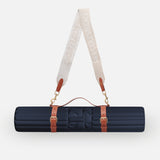 Bundle nomade Hercule Studio bleu marine navy avec tapis Archy design et sangle de transport pour tapis de sport, ensemble léger et élégant pour pilates et fitness en déplacement, made in France, packshot