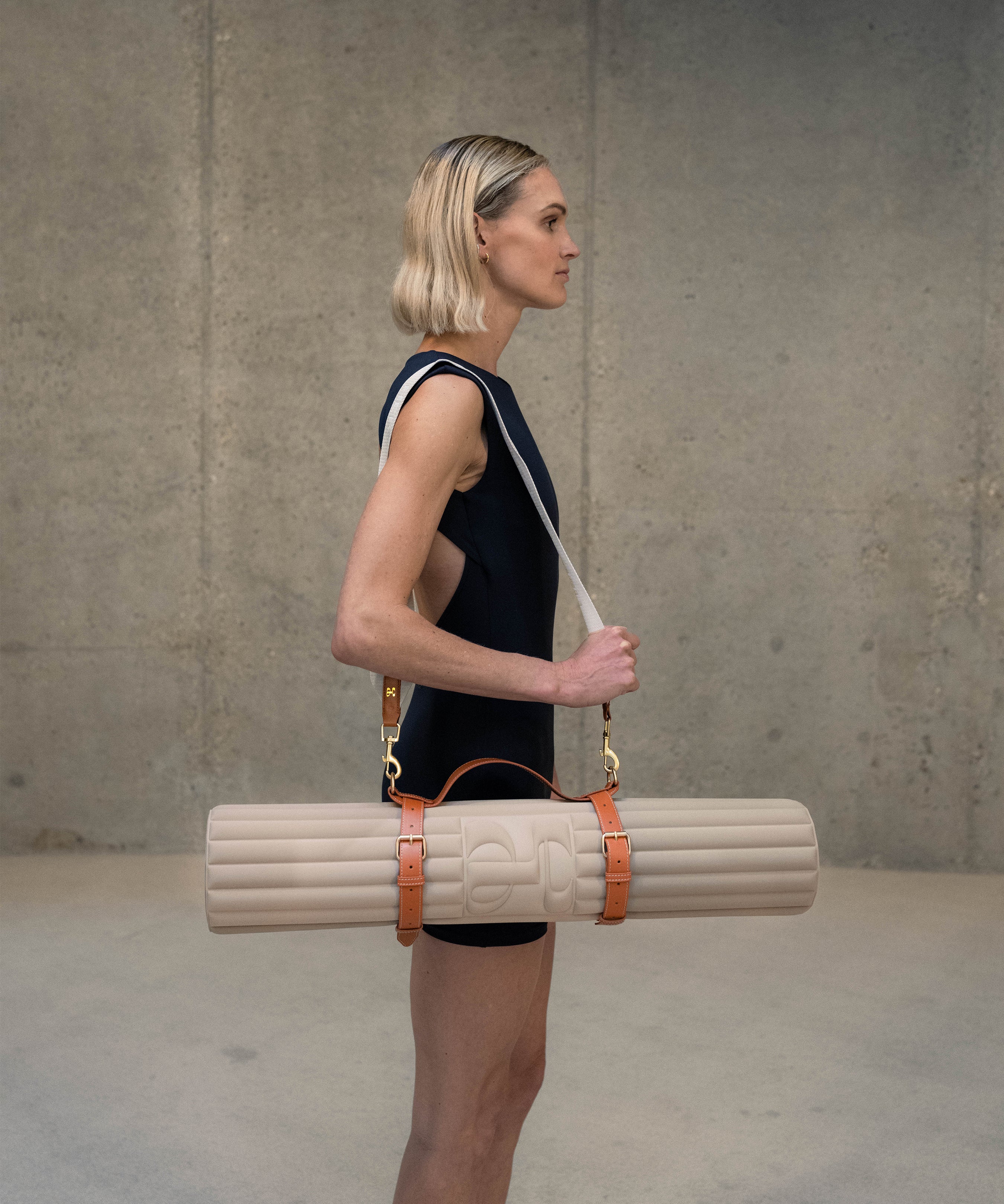 Set Nomade avec Tapis de sport Archy de la marque Hercule Studio couleur Dune et sangle de transport soca photo lifestyle