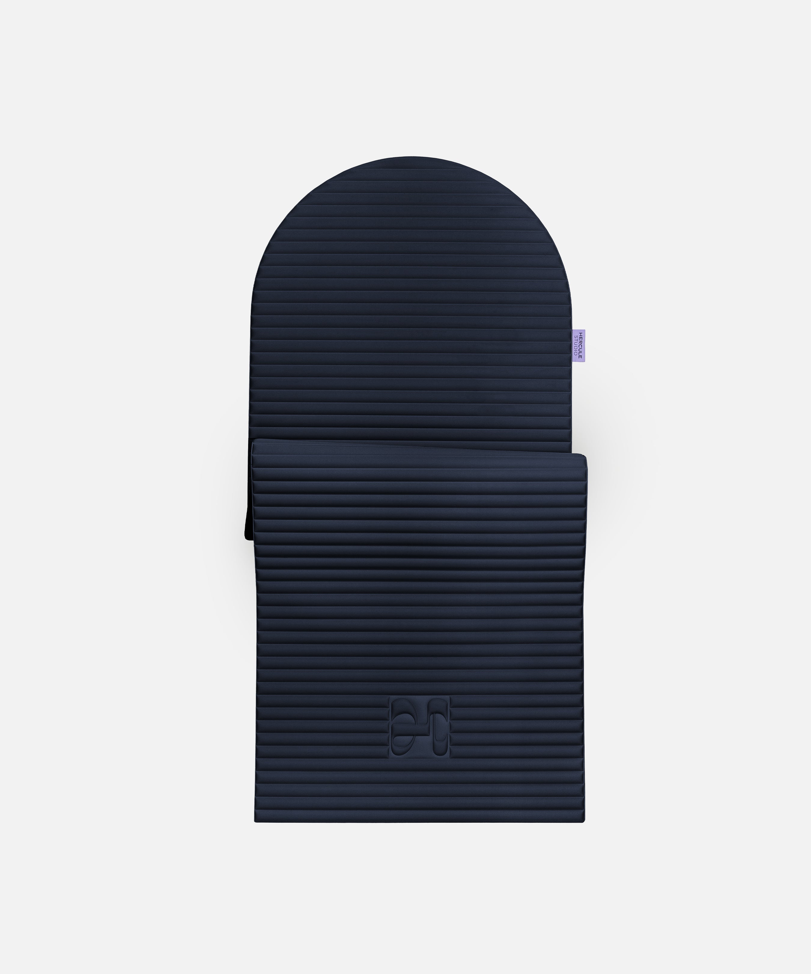 Tapis de sport en forme d'arche Hercule Studio, modèle Archy bleu marine (navy), tapis de sol design durable et premium Made in France pour fitness, pilates et étirements, vue semi dépliée