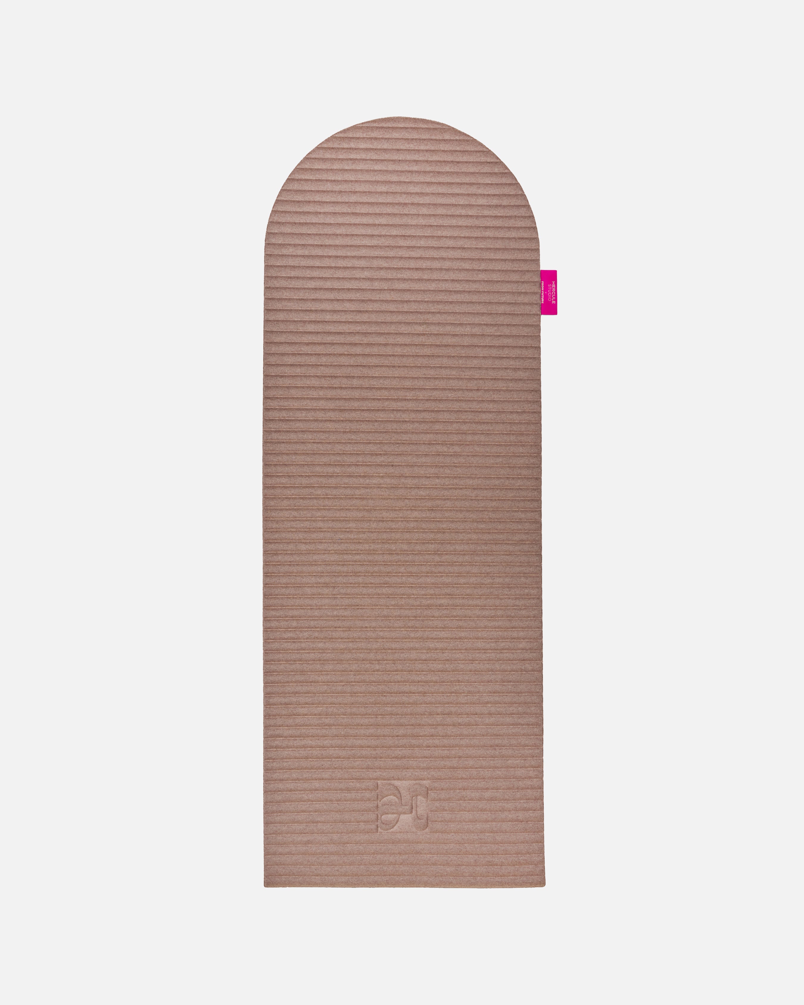 Tapis de sol pour le fitness le yoga et le pilates en cachemire de la marque hercule studio en collaboration édition limitée avec from future modèle archy couleur beige packshot déplié