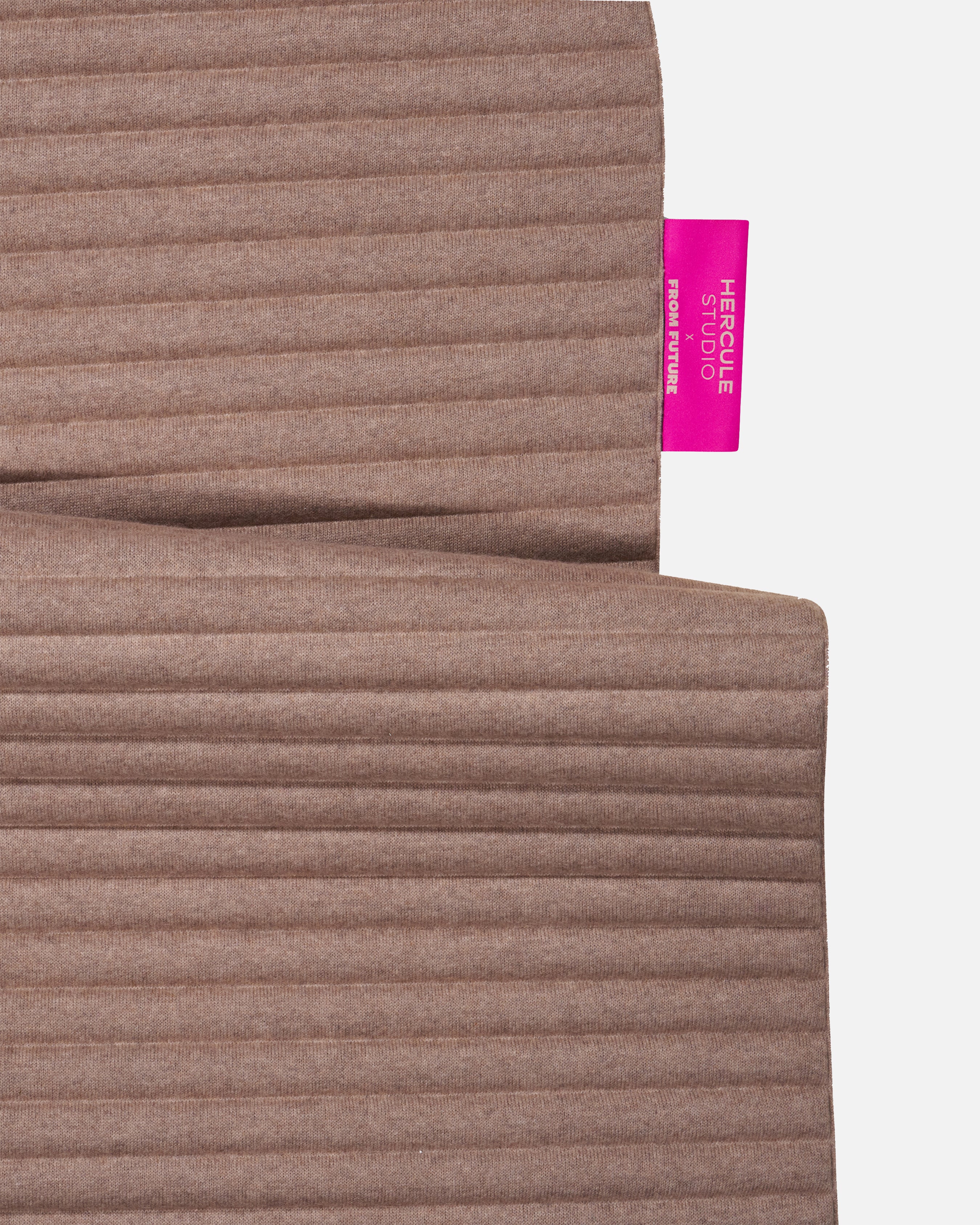 Tapis de sol pour le fitness le yoga et le pilates en cachemire de la marque hercule studio en collaboration édition limitée avec from future modèle archy couleur beige packshot zoom de l'étiquette
