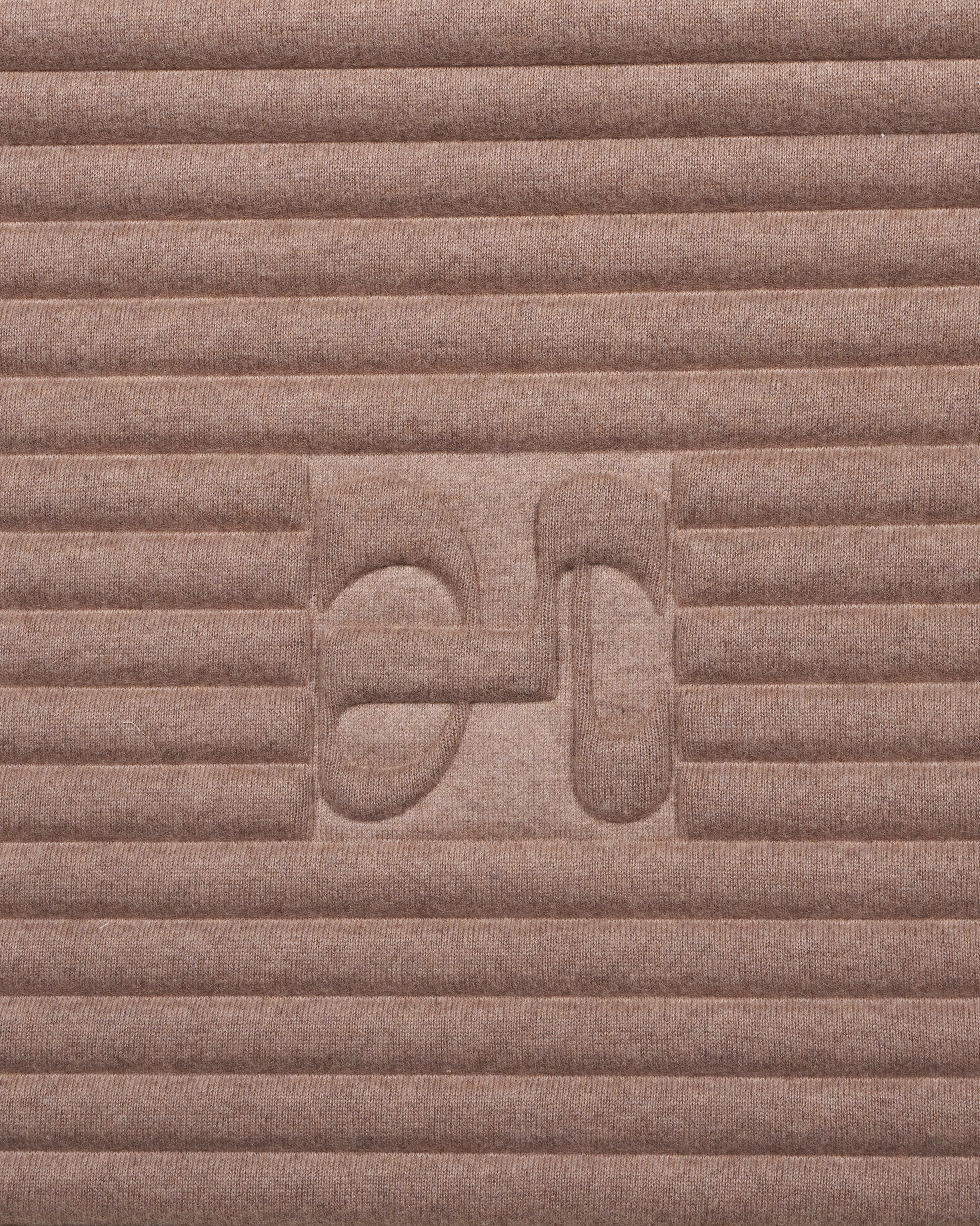 Tapis de sol pour le fitness le yoga et le pilates en cachemire de la marque hercule studio en collaboration édition limitée avec from future modèle archy couleur beige packshot zoom logo embossé