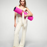 Tapis de sol pour le fitness le yoga et le pilates en cachemire de la marque hercule studio en collaboration édition limitée avec from future modèle archy couleur candy pink photo lifestyle avec mannequin et sangle de transport soca