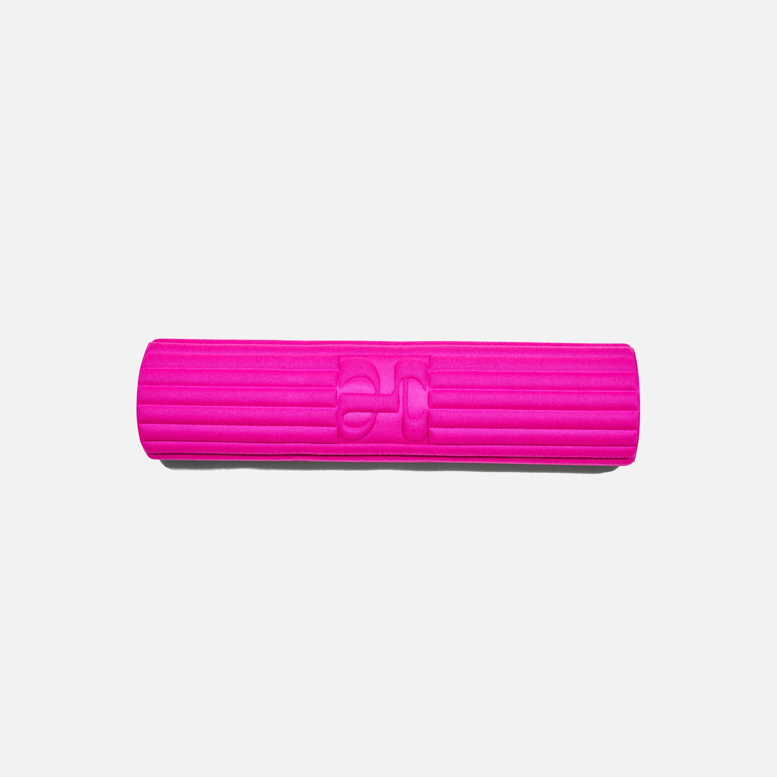 Tapis de sol pour le fitness le yoga et le pilates en cachemire de la marque hercule studio en collaboration édition limitée avec from future modèle archy couleur rose packshot roulé