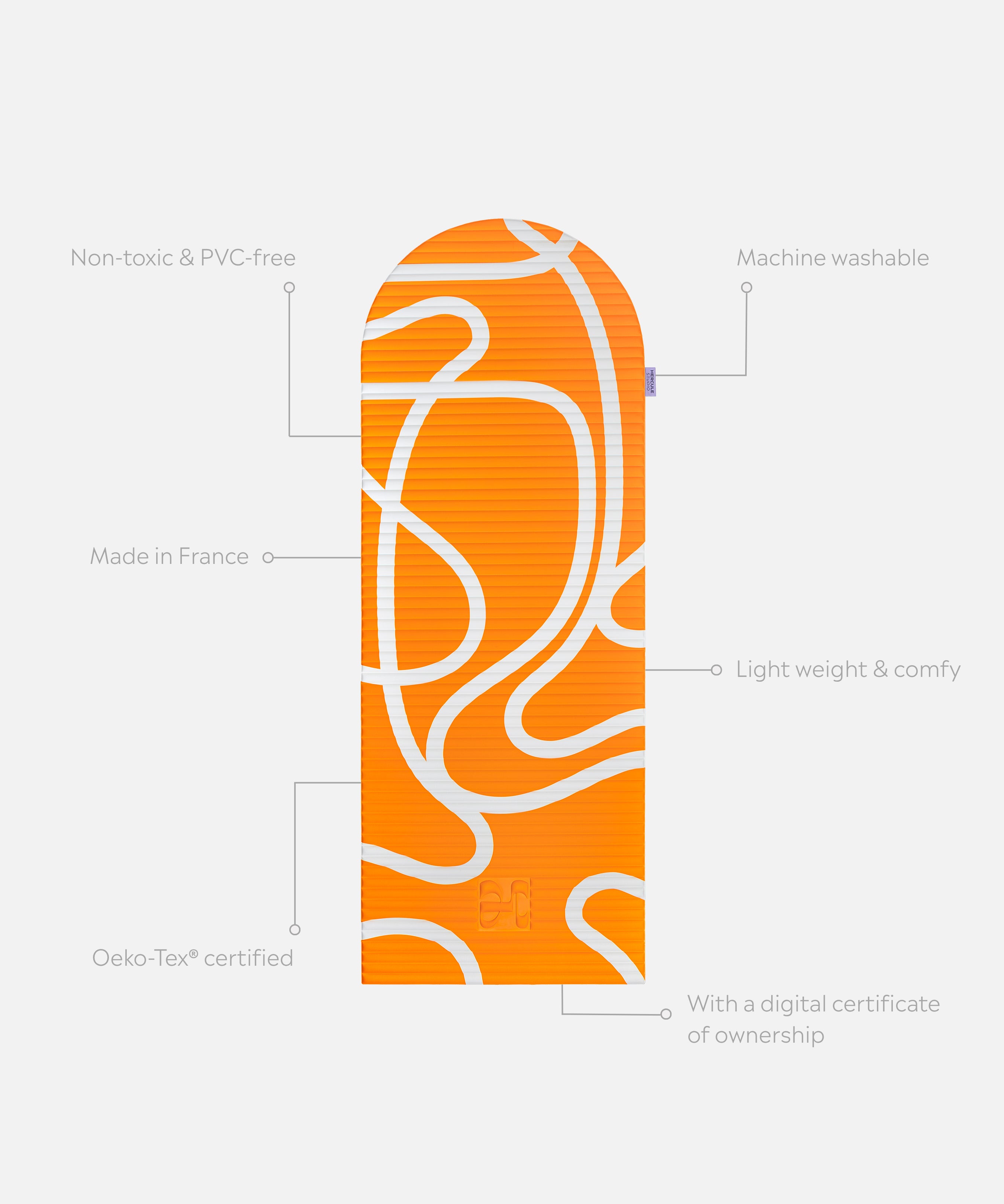 Tapis de sport déplié Hercule Studio Archy imprimé orange et écru (Bari orange pop), tapis de sol design durable et premium Made in France pour fitness, pilates et étirements, avec annotations montrant les caractéristiques et points de qualité du produit