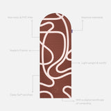 Tapis de sport déplié Hercule Studio Archy imprimé marron et écru (Bari choco), tapis de sol design durable et premium Made in France pour fitness, pilates et étirements, avec annotations montrant les caractéristiques et points de qualité du produit