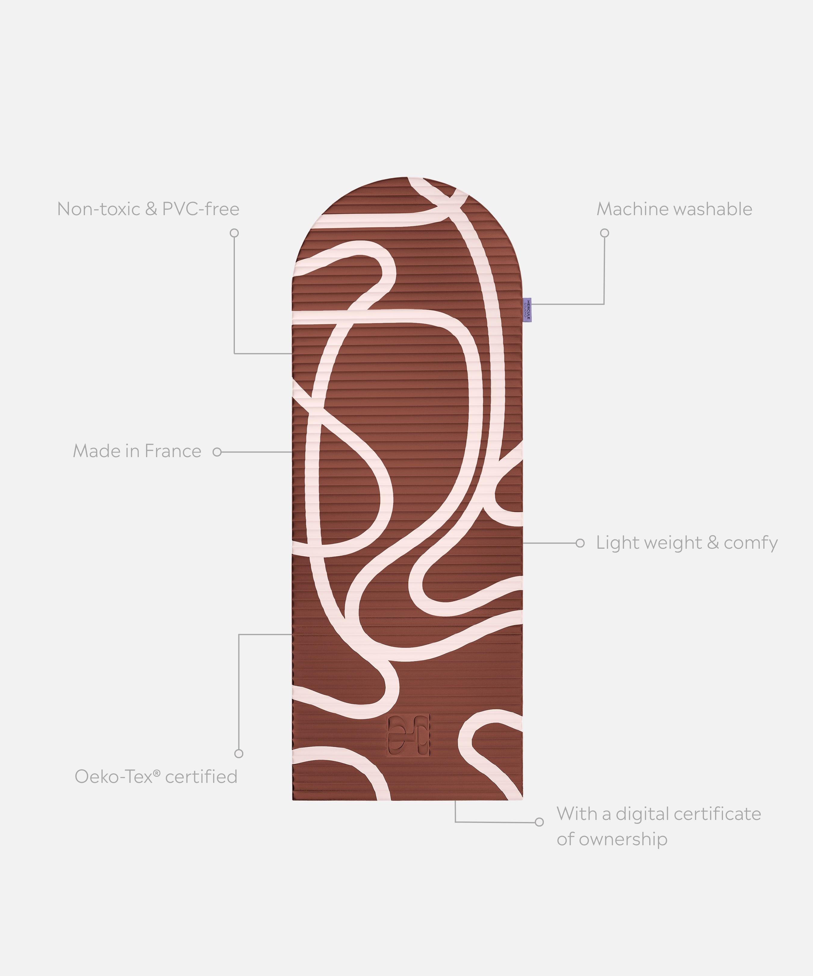 Tapis de sport déplié Hercule Studio Archy imprimé marron et écru (Bari choco), tapis de sol design durable et premium Made in France pour fitness, pilates et étirements, avec annotations montrant les caractéristiques et points de qualité du produit