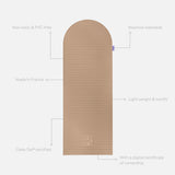 Tapis de sport déplié Hercule Studio Archy beige (dune), tapis de sol design durable et premium Made in France pour fitness, pilates et étirements, avec annotations montrant les caractéristiques et points de qualité du produit