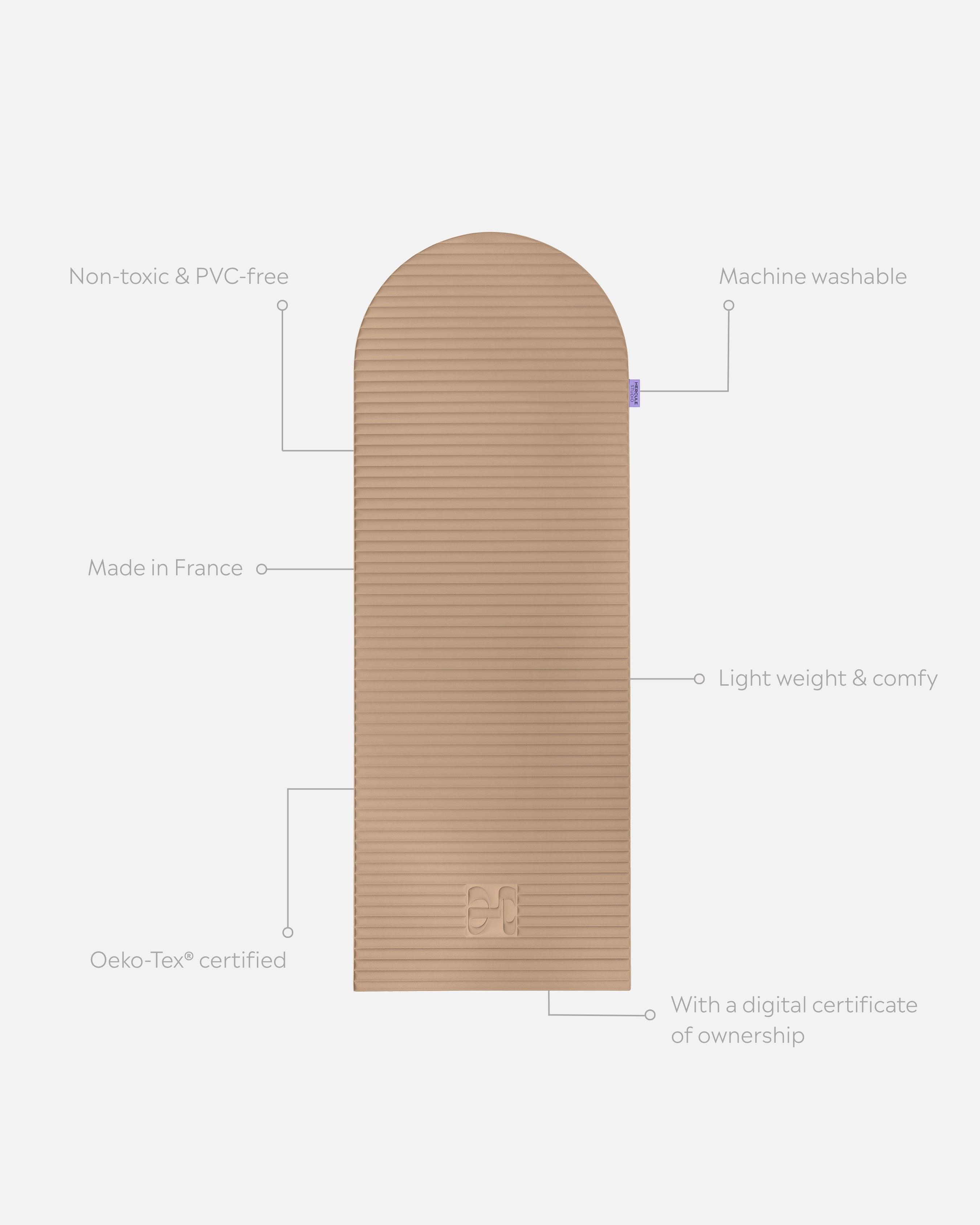 Tapis de sport déplié Hercule Studio Archy beige (dune), tapis de sol design durable et premium Made in France pour fitness, pilates et étirements, avec annotations montrant les caractéristiques et points de qualité du produit