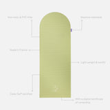 Tapis de sport déplié Hercule Studio Archy vert clair (pistache), tapis de sol design durable et premium Made in France pour fitness, pilates et étirements, avec annotations montrant les caractéristiques et points de qualité du produit