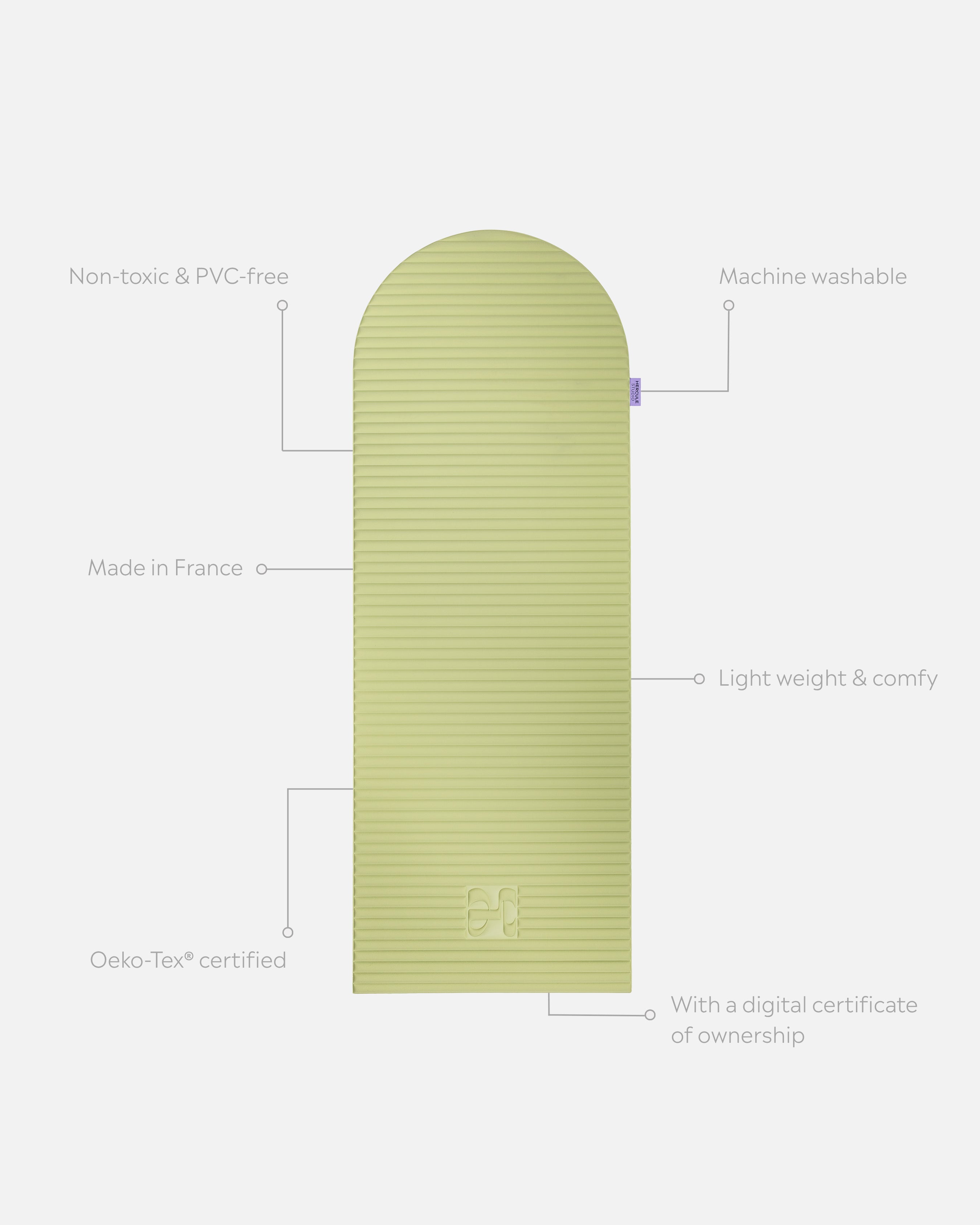 Tapis de sport déplié Hercule Studio Archy vert clair (pistache), tapis de sol design durable et premium Made in France pour fitness, pilates et étirements, avec annotations montrant les caractéristiques et points de qualité du produit