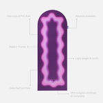 Tapis de sport déplié Hercule Studio x Univers Uchronia Archy imprimé violet Winter, tapis de sol design durable et premium Made in France pour fitness, pilates et étirements, avec annotations montrant les caractéristiques et points de qualité du produit