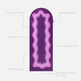 Tapis de sport déplié Hercule Studio x Univers Uchronia Archy imprimé violet Winter, tapis de sol design durable et premium Made in France pour fitness, pilates et étirements, avec annotations montrant les caractéristiques et points de qualité du produit