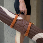 Tapis de sport Archy couleur Bari choco de la marque Hercule Studio avec sangle de transport Soca en cuir végétal