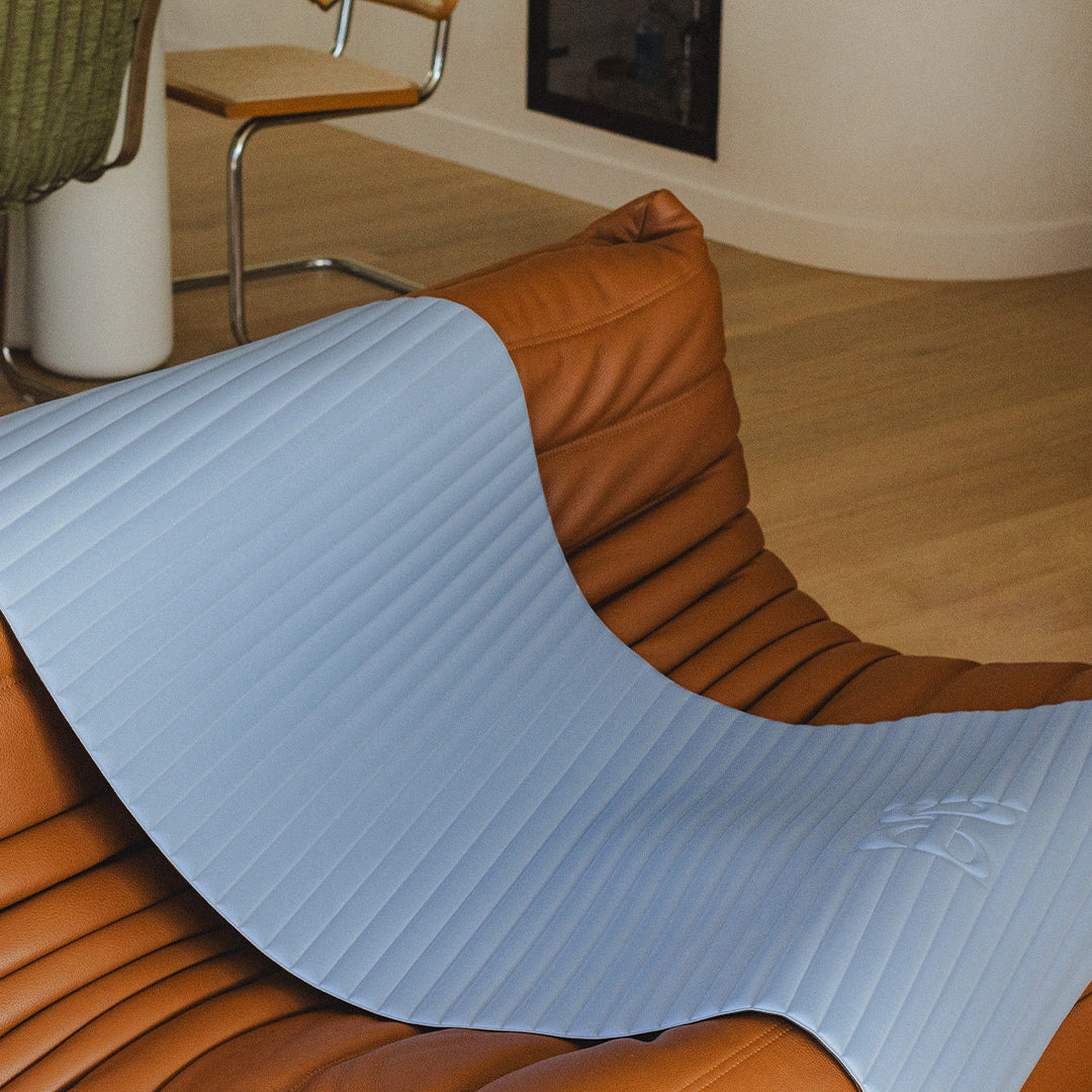 Tapis de sol pour le fitness le yoga et le pilates de la marque hercule studio modèle archy couleur blue jean packshot lifestyle déplié