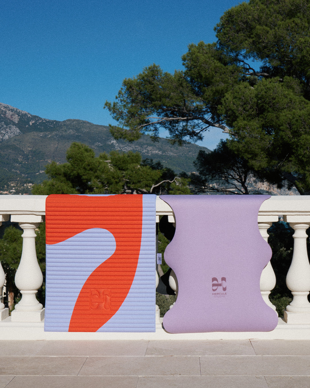 Tapis de sol pour le fitness le yoga et le pilates de la marque hercule studio modèle archy couleur imprimé axel rouge orangé et modèle mar couleur lavande