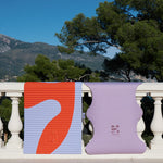 Tapis de sol pour le fitness le yoga et le pilates de la marque hercule studio modèle archy couleur imprimé axel rouge orangé et modèle mar couleur lavande