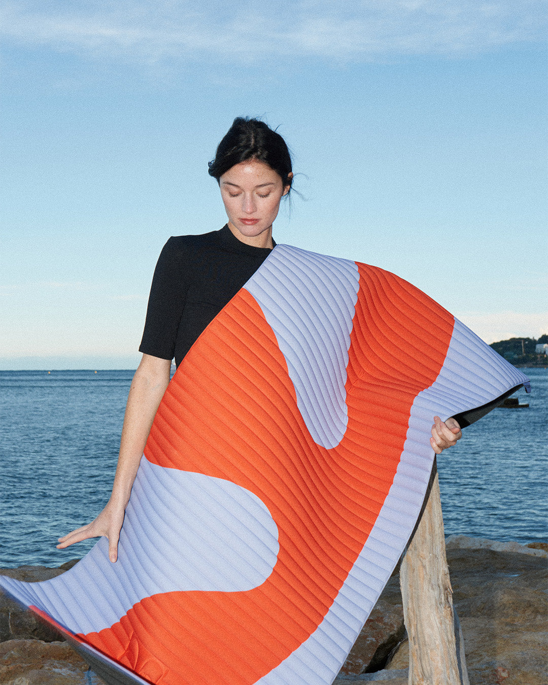 Tapis de sol pour le fitness le yoga et le pilates de la marque hercule studio modèle archy couleur imprimé axel rouge orangé photo avec un mannequin qui regarde le tapis