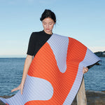 Tapis de sol pour le fitness le yoga et le pilates de la marque hercule studio modèle archy couleur imprimé axel rouge orangé photo avec un mannequin qui regarde le tapis