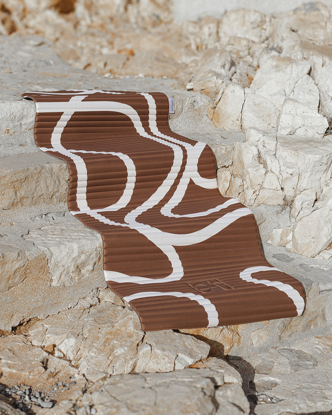 Tapis de sol pour le fitness le yoga et le pilates de la marque hercule studio modèle archy couleur imprimé bari choco packshot lifestyle escaliers