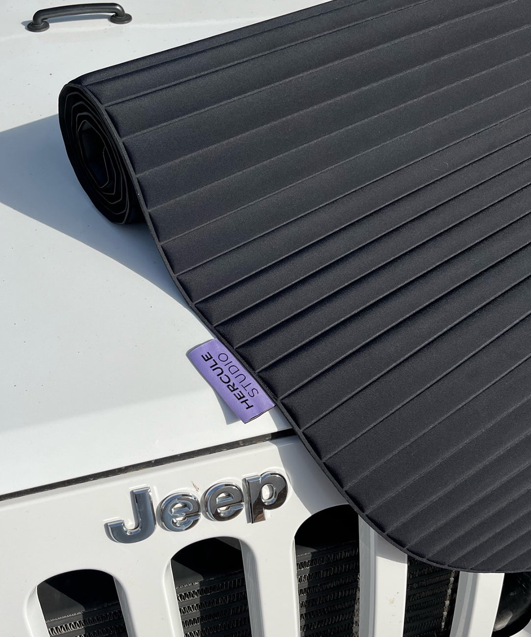 Tapis de sol pour le fitness le yoga et le pilates de la marque hercule studio modèle archy couleur outrenoir photo du tapis sur une voiture