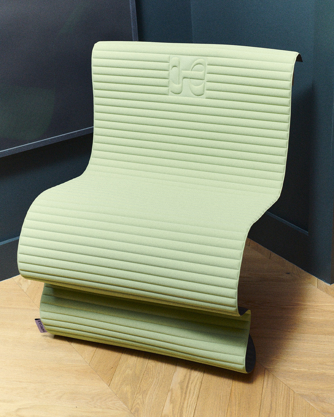 Hercule Studio Archy pistachio sport mat in lifestyle setting, light green tone for a Pilates and fitness session, clean French design