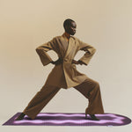 tapis de sport modèle Winter de la marque Hercule Studio en collaboration avec Uchronia avec mannequin en tenue élégante