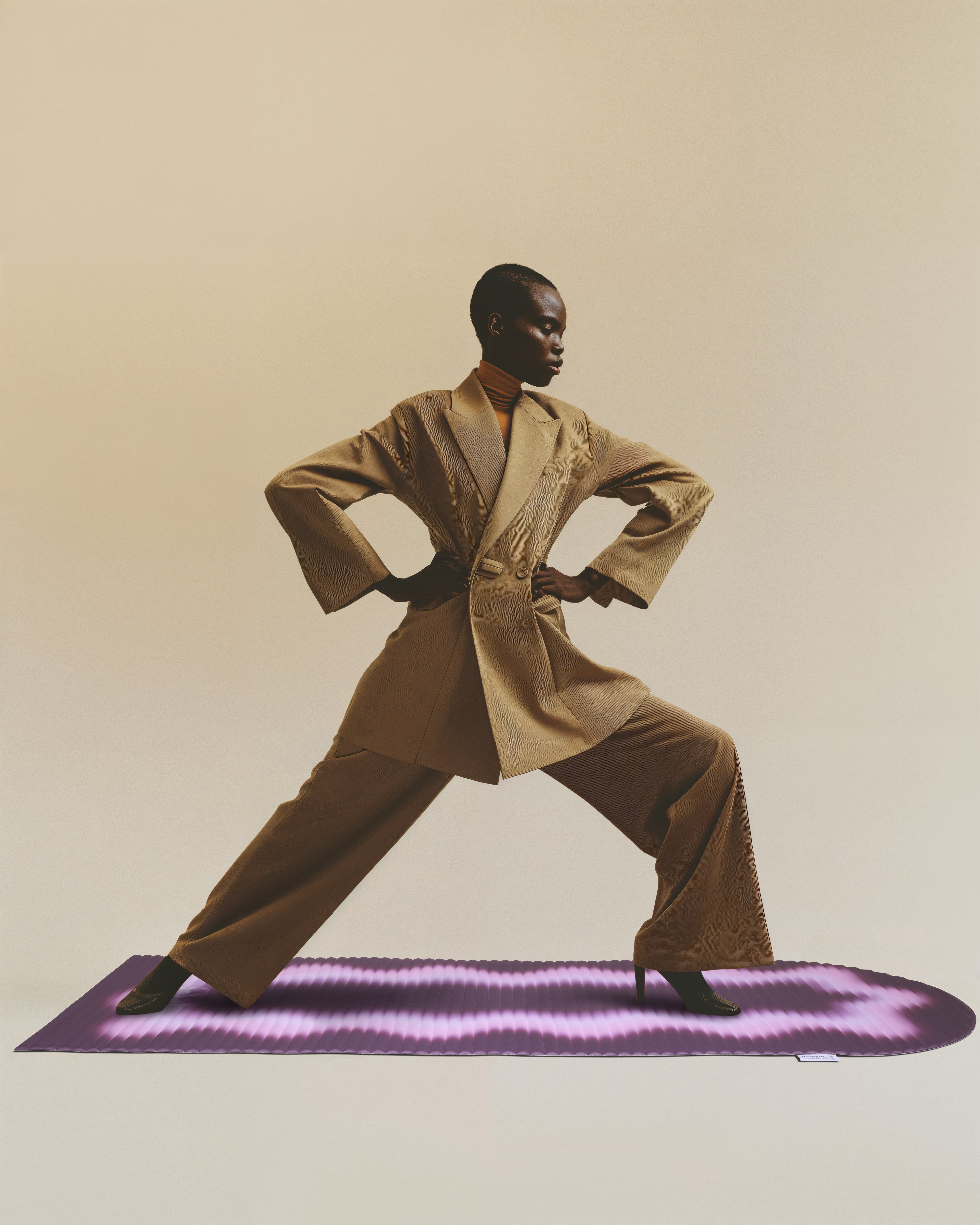 tapis de sport modèle Winter de la marque Hercule Studio en collaboration avec Uchronia avec mannequin en tenue élégante