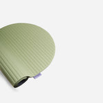 Tapis de sol pour fitness yoga et pilates de la marque hercule studio modèle archy couleur pistache packshot semi roulé