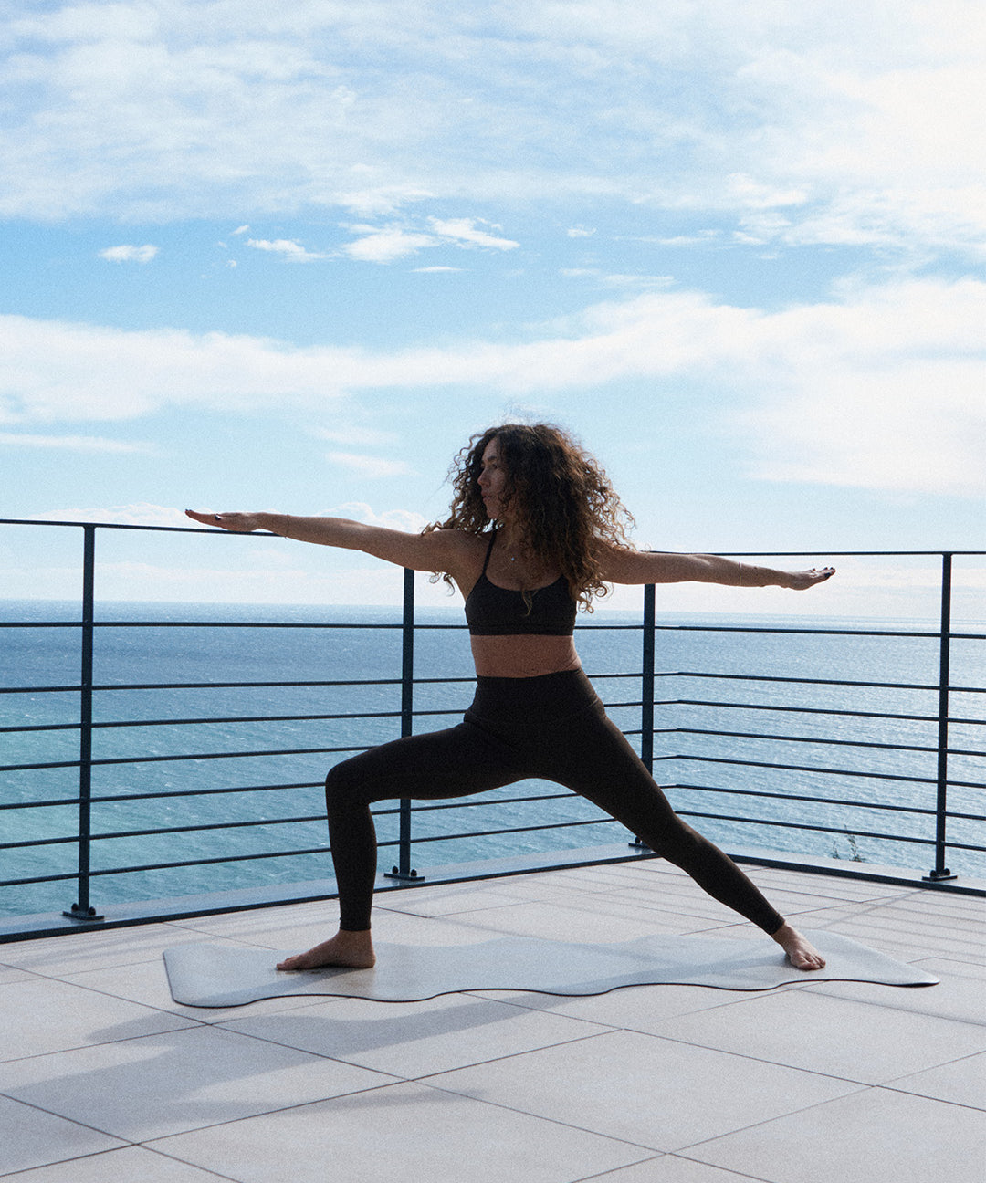 Session de yoga avec tapis de sport Mar Hercule Studio greige, caoutchouc naturel durable pour postures et méditation, design wavy discret