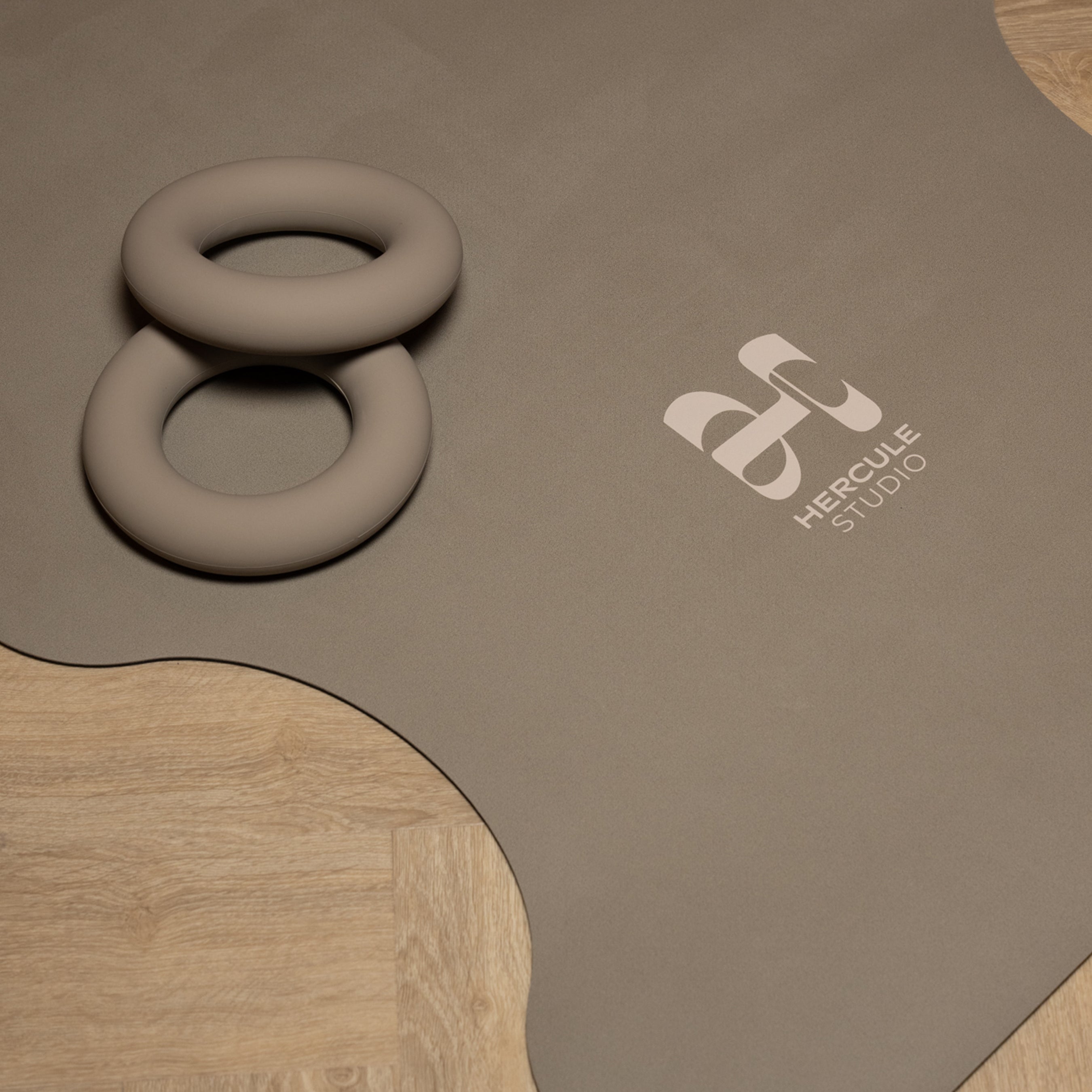 Hercule Studio Mar Greige yoga mat in lifestyle session, natural beige-grey color for a zen yoga session, high grip PVC-free natural rubber