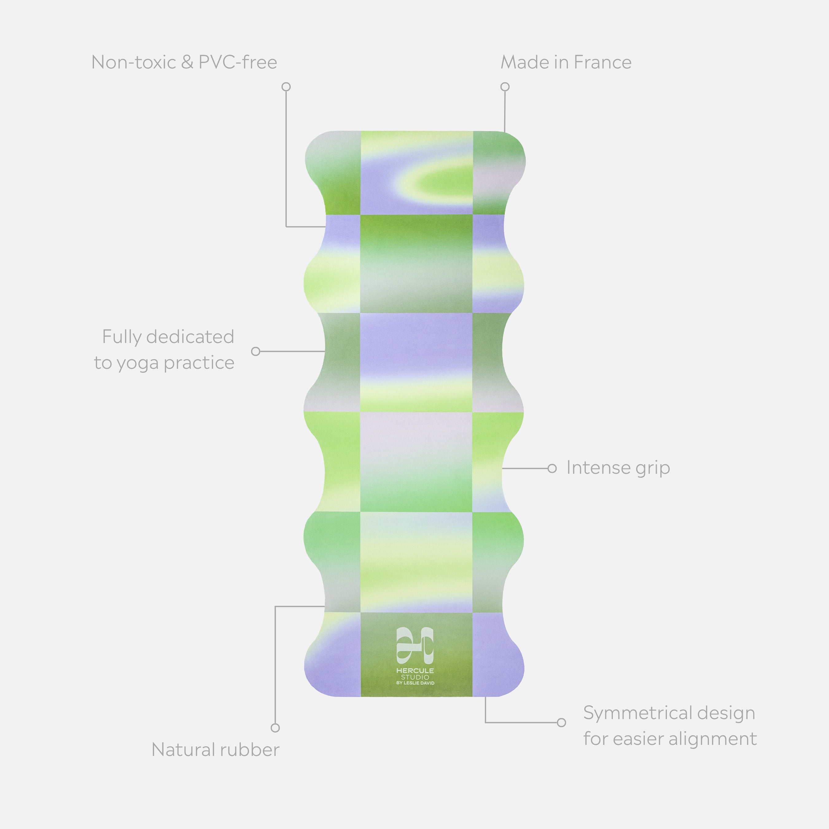 Tapis de yoga Mar de la marque Hercule Studio en collaboration avec Leslie David Studio en matière suède, couleur bleu, vert et argent Breathe In packshot avec éléments de réassurance