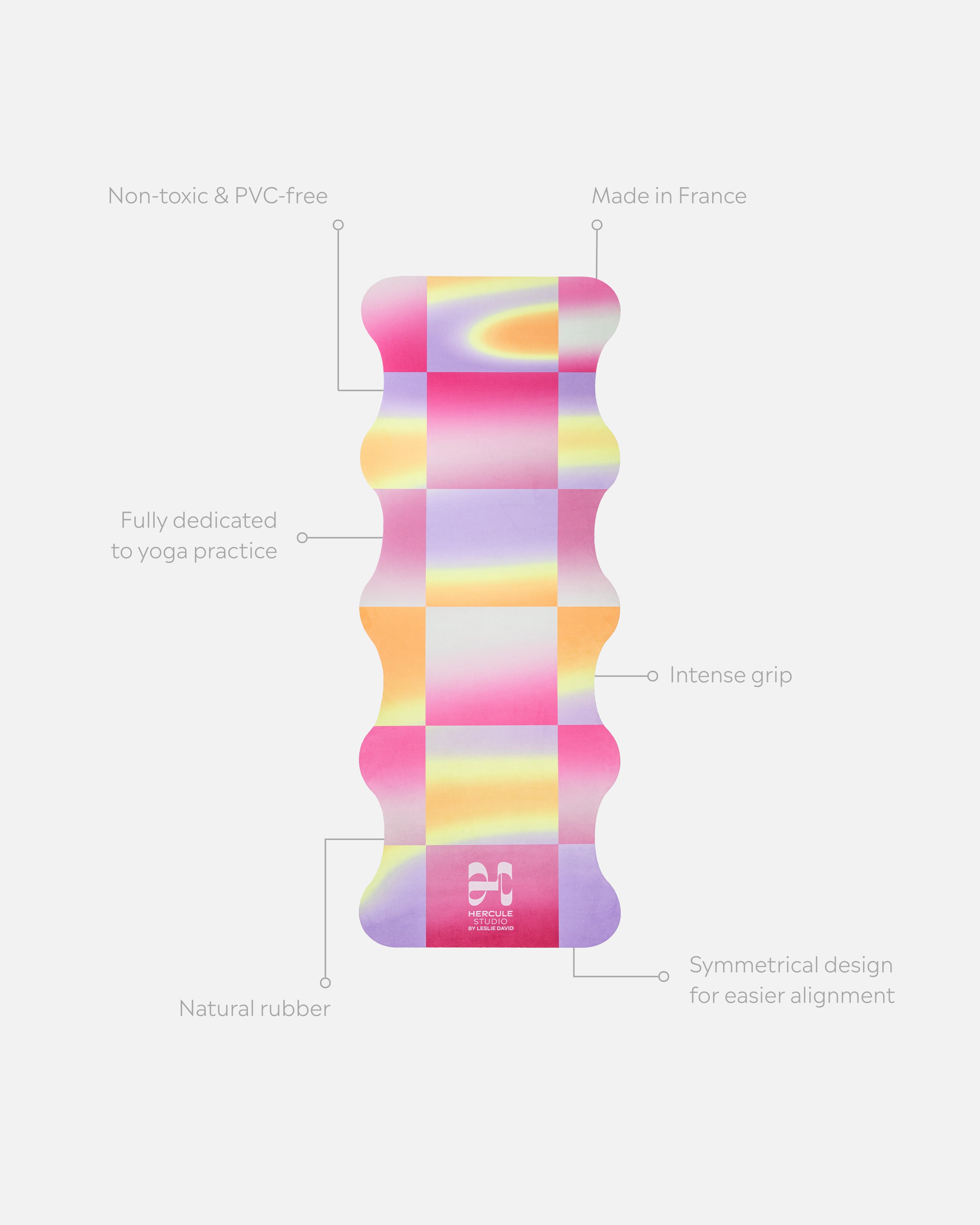 Tapis de yoga Mar de la marque Hercule Studio en collaboration avec Leslie David Studio en matière suède, couleur bleu, vert et argent Dance Out packshot avec éléments de réassurance