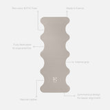 Tapis de sol pour le yoga de la marque hercule studio modèle mar couleur greige packshot déplié avec éléments de réassurance