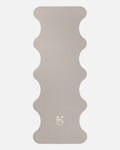 Hercule Studio Greige yoga mat unrolled, beige-grey color, natural rubber PVC-free, high grip for a zen practice