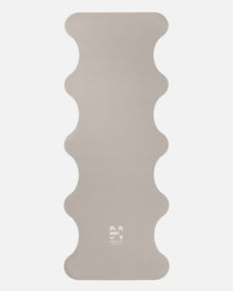 Hercule Studio Greige yoga mat unrolled, beige-grey color, natural rubber PVC-free, high grip for a zen practice